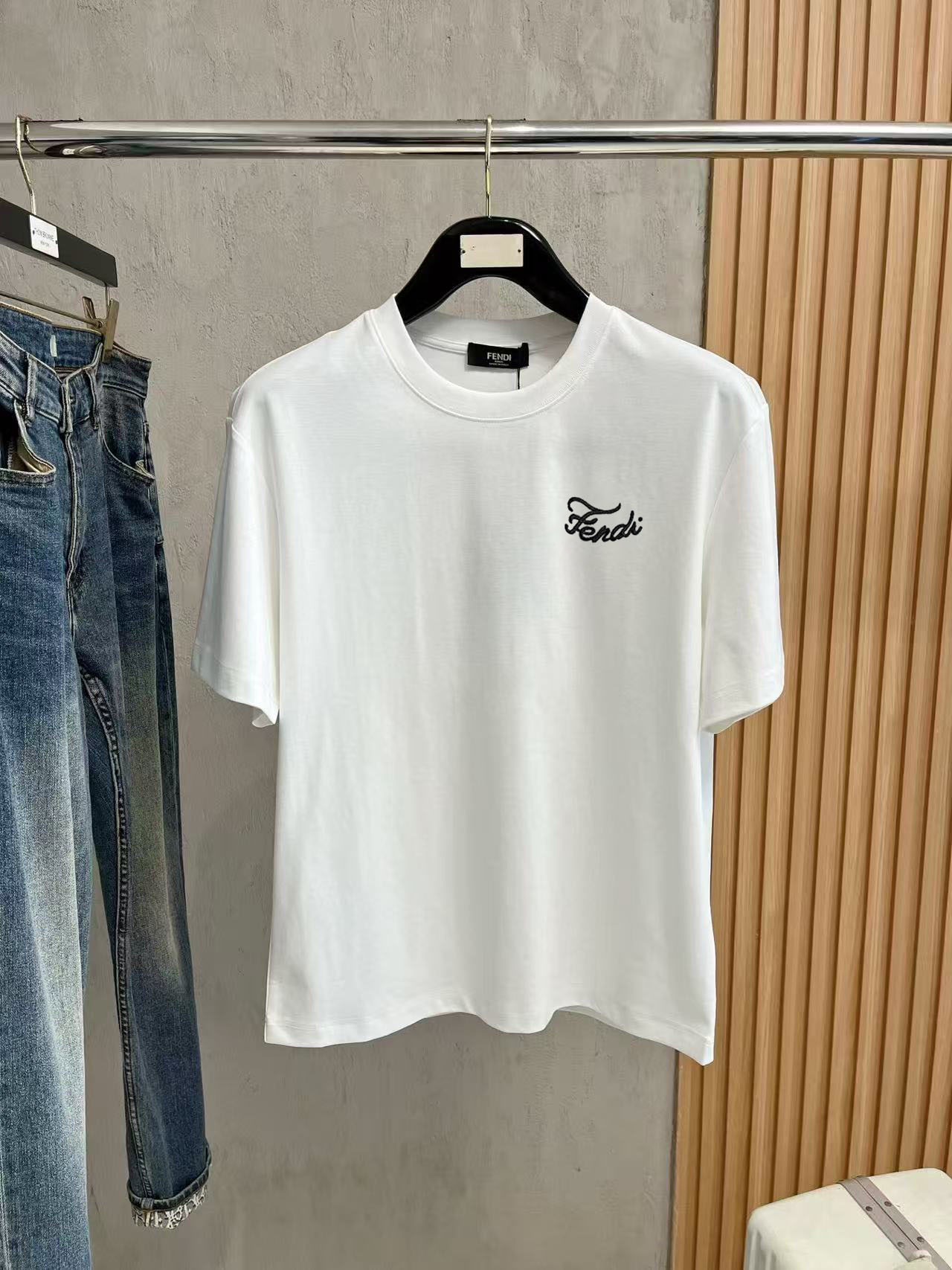 使い勝手良 2026 フェンディ 新作 半袖Tシャツ 偽物