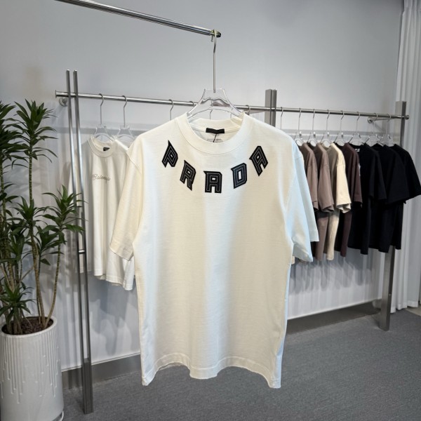 人気爆発☆ 2026 プラダ 新作 半袖Tシャツ スーパーコピー
