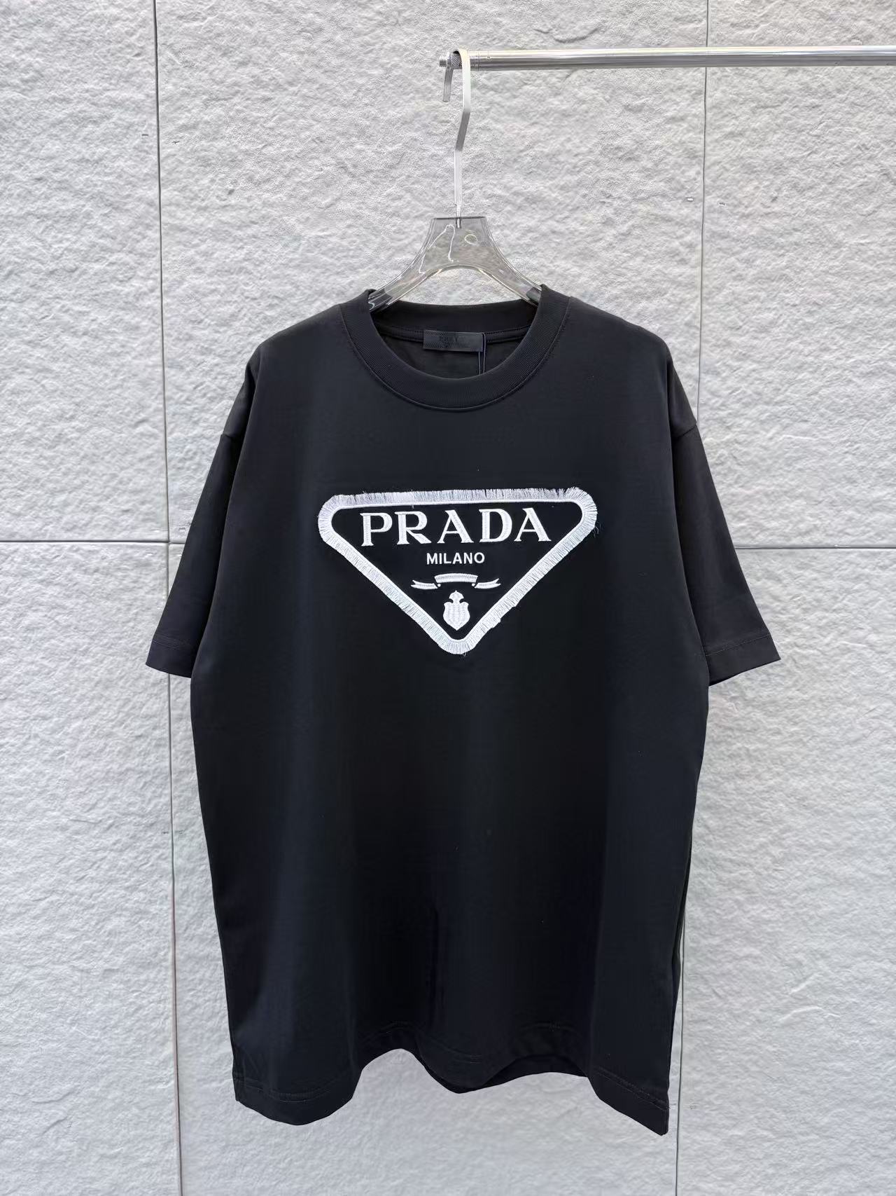 人気急上昇新作 2026 プラダ 新作 半袖Tシャツ 偽物
