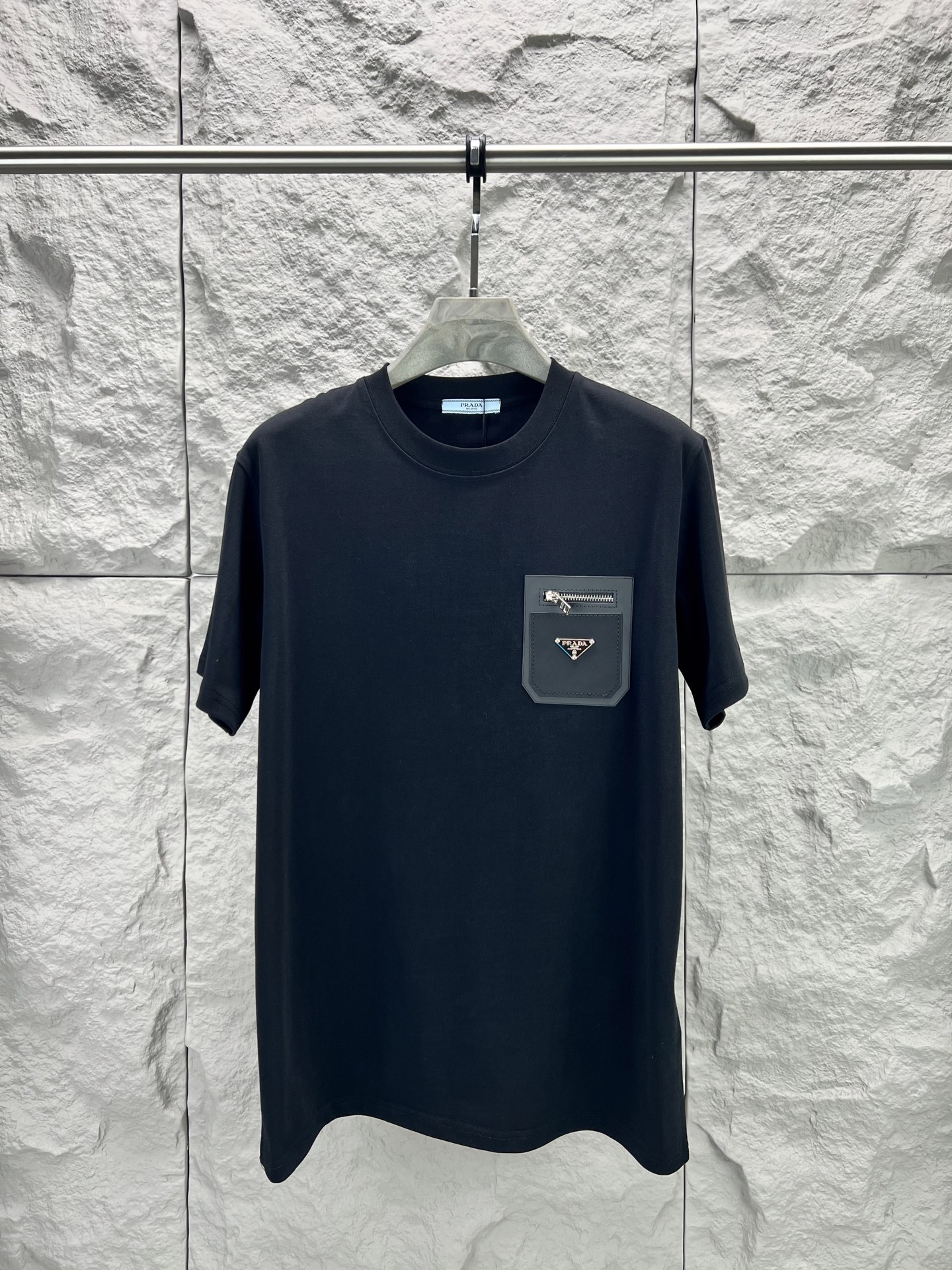 送料込 2026 プラダ 新作 半袖Tシャツ 偽物