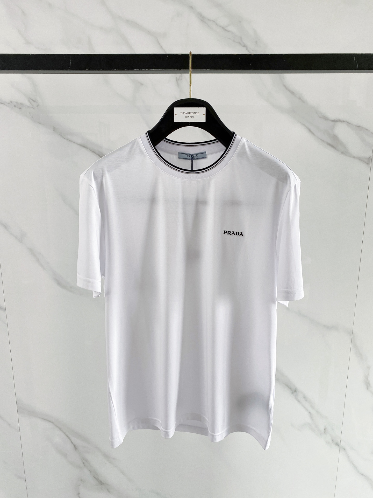 すぐ届く 2026 プラダ 新作 半袖Tシャツ 偽物