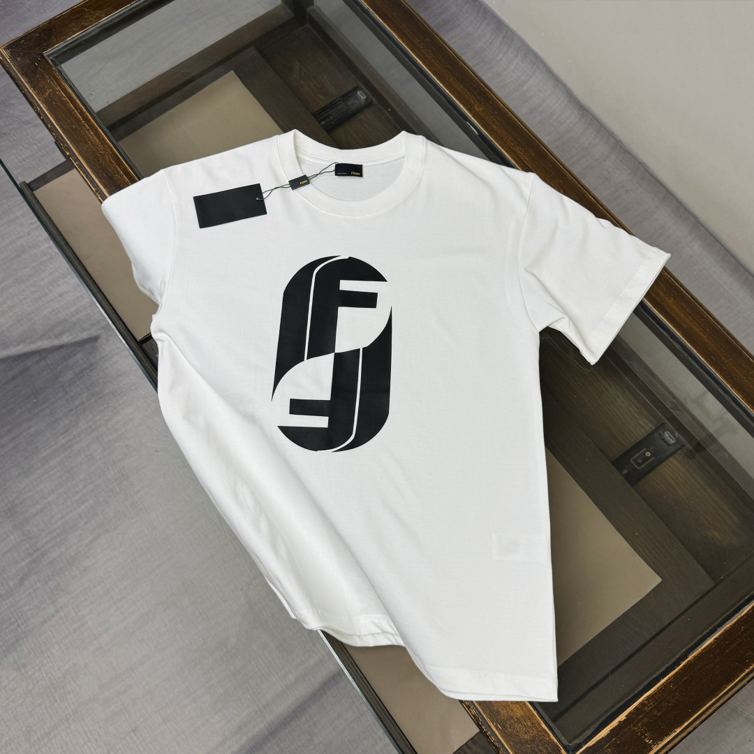 完売必至 2026 フェンディ 新作 半袖Tシャツ 偽物