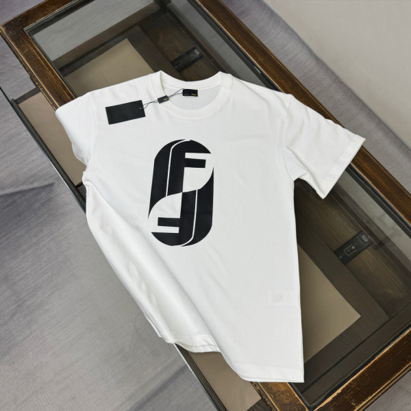 完売必至 2026 フェンディ 新作 半袖Tシャツ 偽物