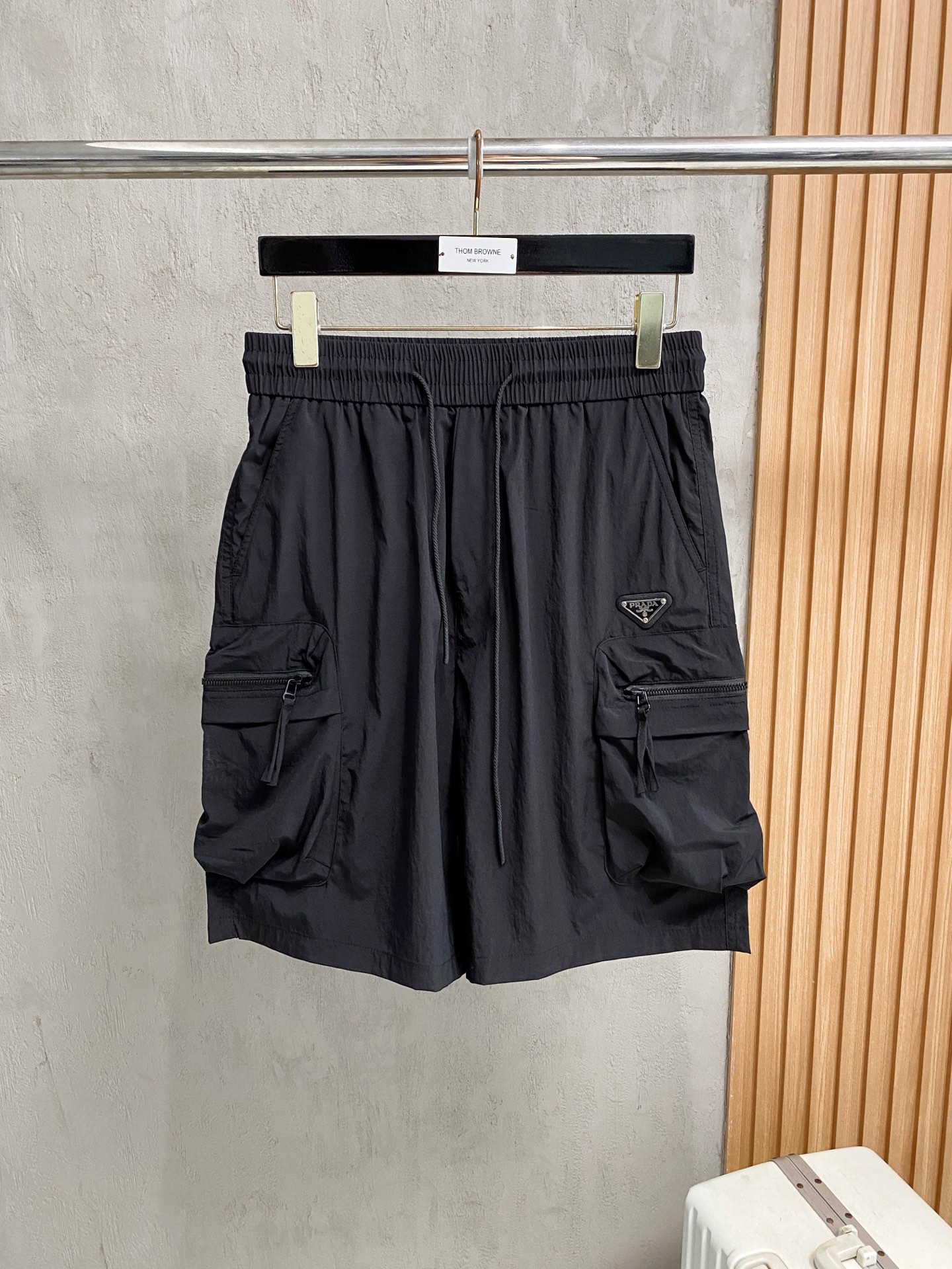 完売必至 2026 プラダ 新作 ショートパンツ スーパーコピー