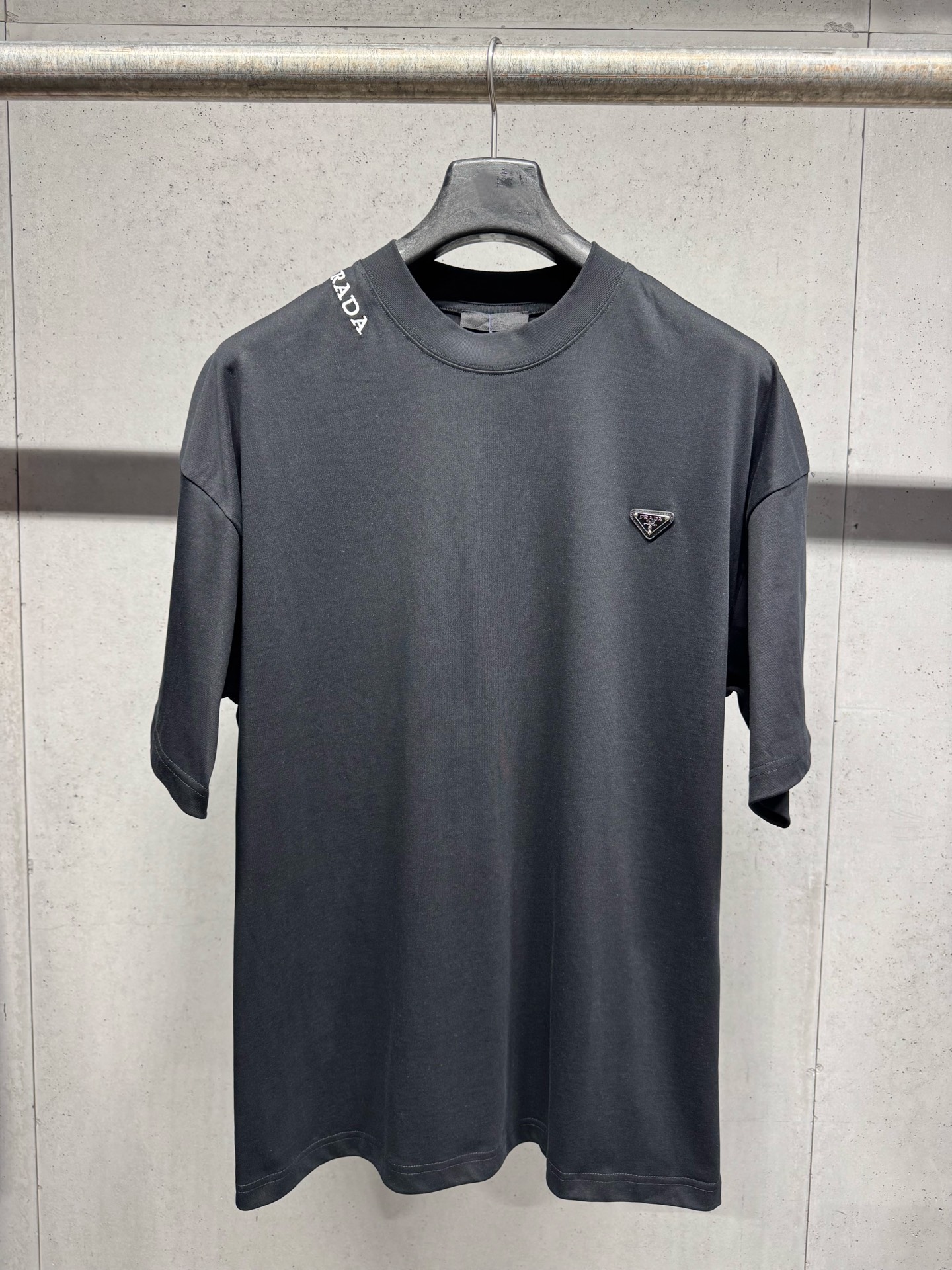 超希少！2026 プラダ 新作 半袖Tシャツ 偽物
