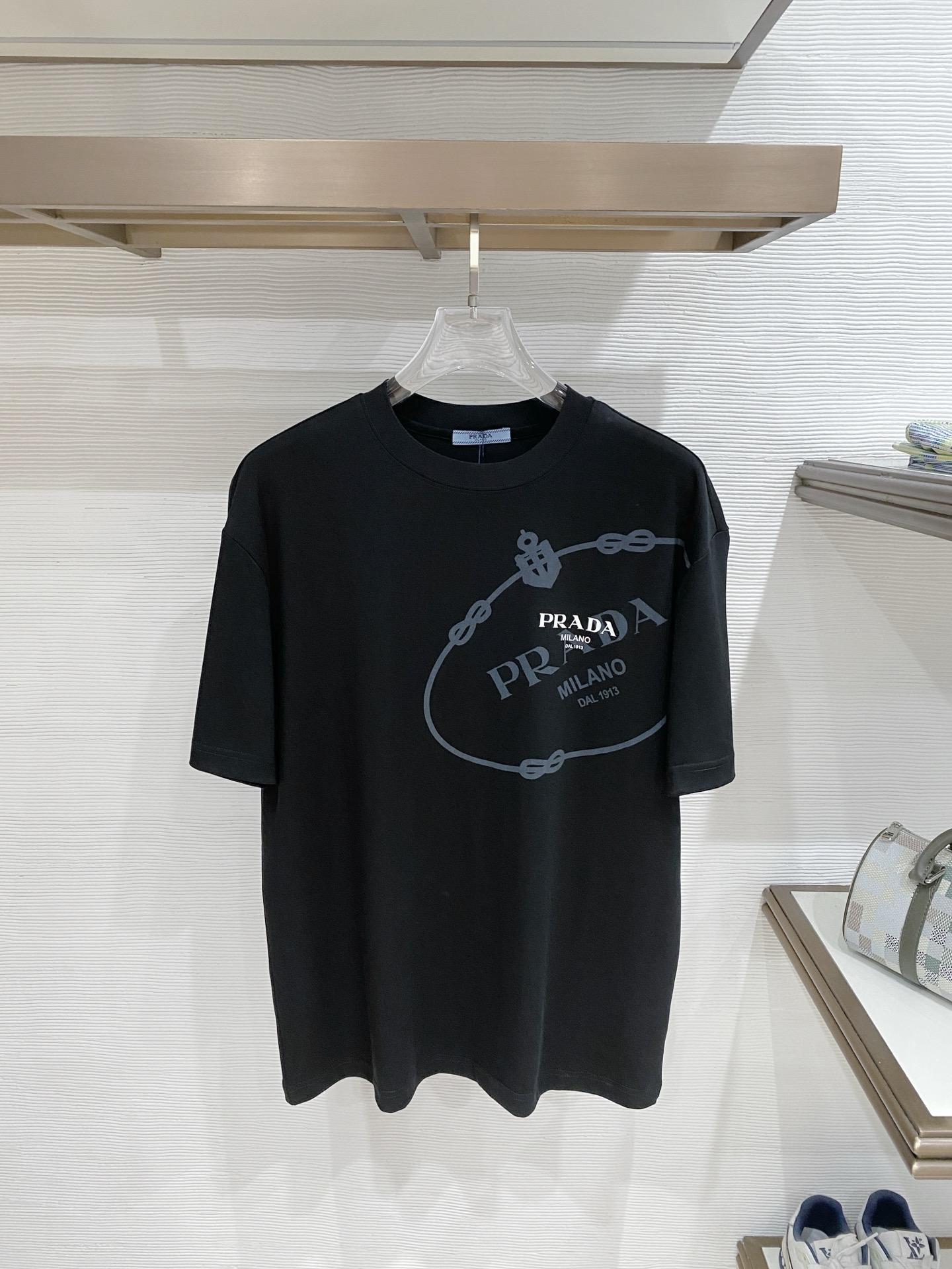 入手困難！2026 プラダ 新作 半袖Tシャツ 偽物
