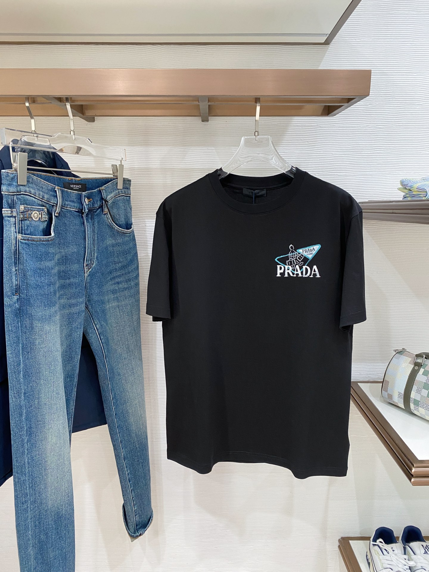 人気爆発☆ 2026 プラダ 新作 半袖Tシャツ コピー