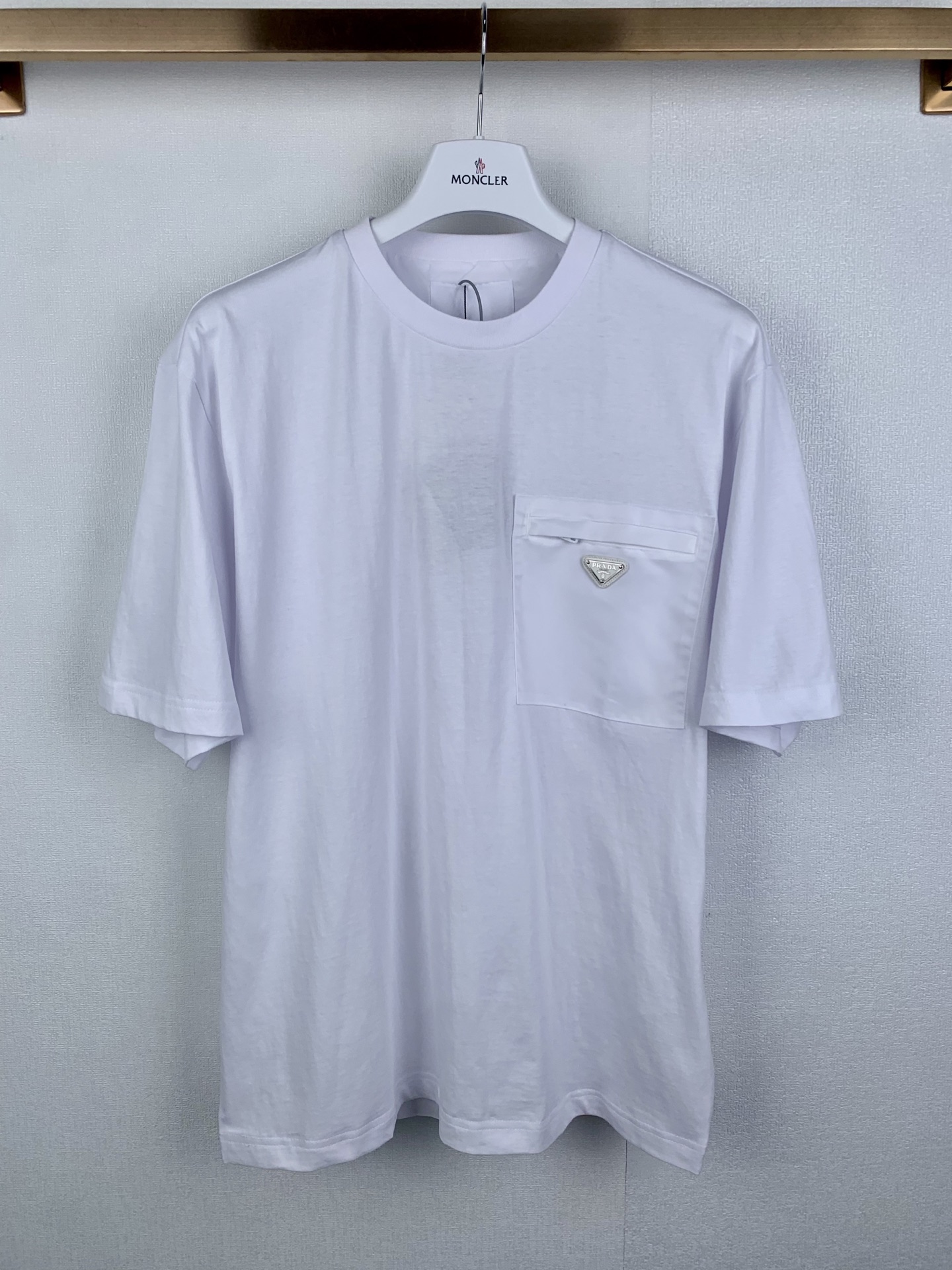 絶対欲しい！2026 プラダ 新作 半袖Tシャツ 偽物