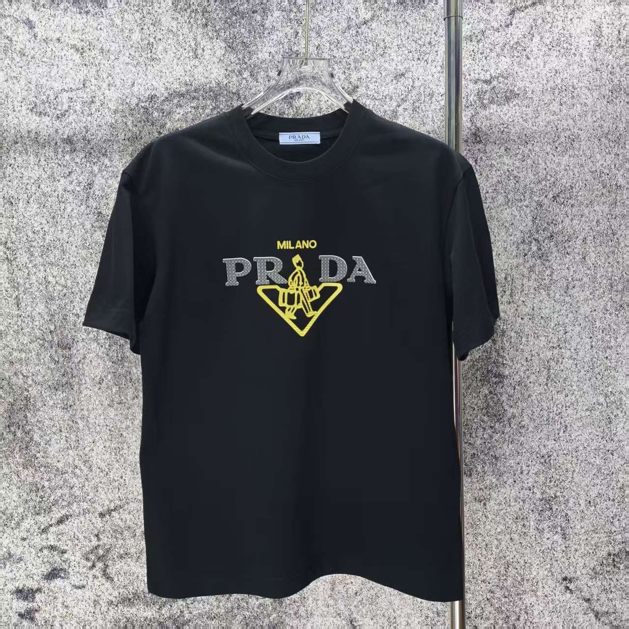完売前に！2026 プラダ 新作 半袖Tシャツ 偽物