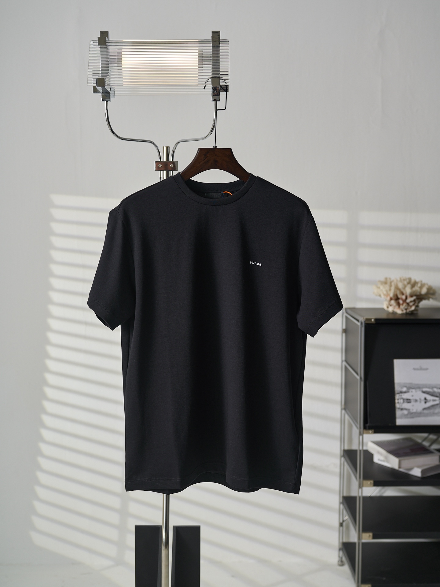 完売必至 2026 プラダ 新作 半袖Tシャツ 偽物