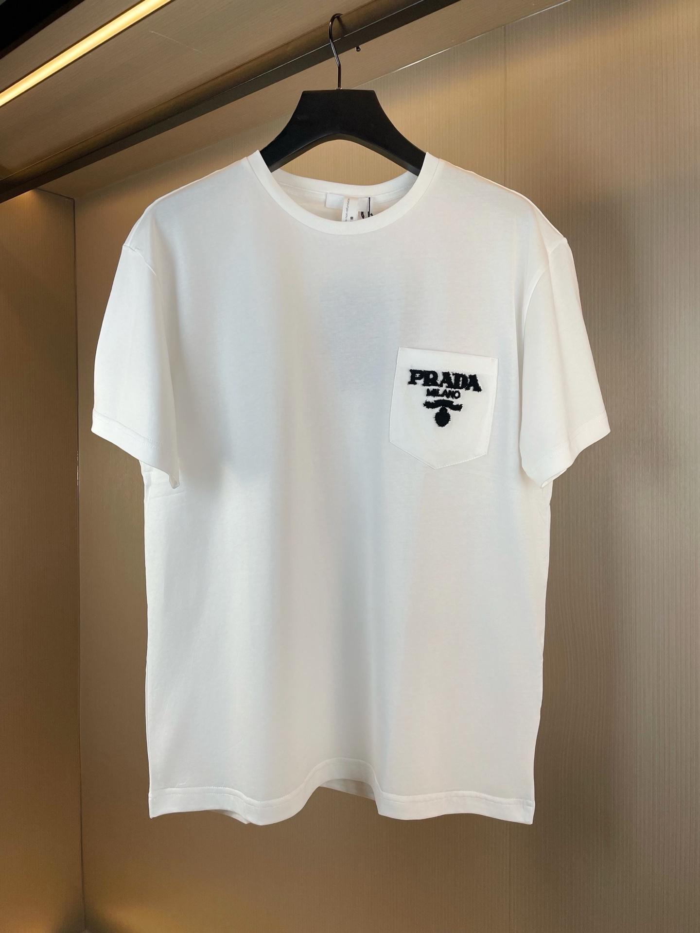 人気急上昇 2026 プラダ 新作 半袖Tシャツ 偽物