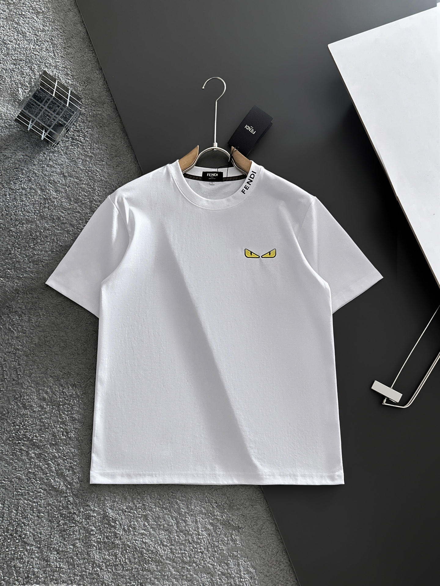 すぐ届く 2026 フェンディ 新作 半袖Tシャツ 偽物