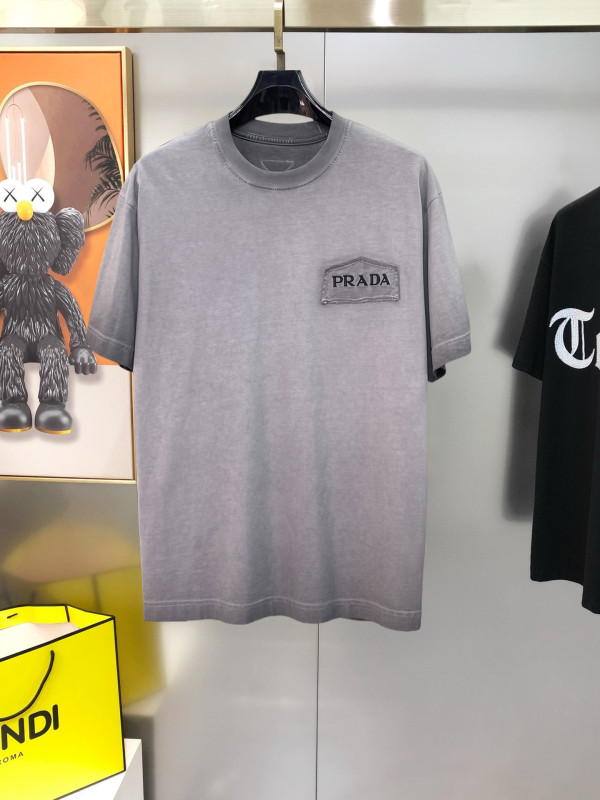 新色登場☆ 2026 プラダ 新作 半袖Tシャツ 偽物