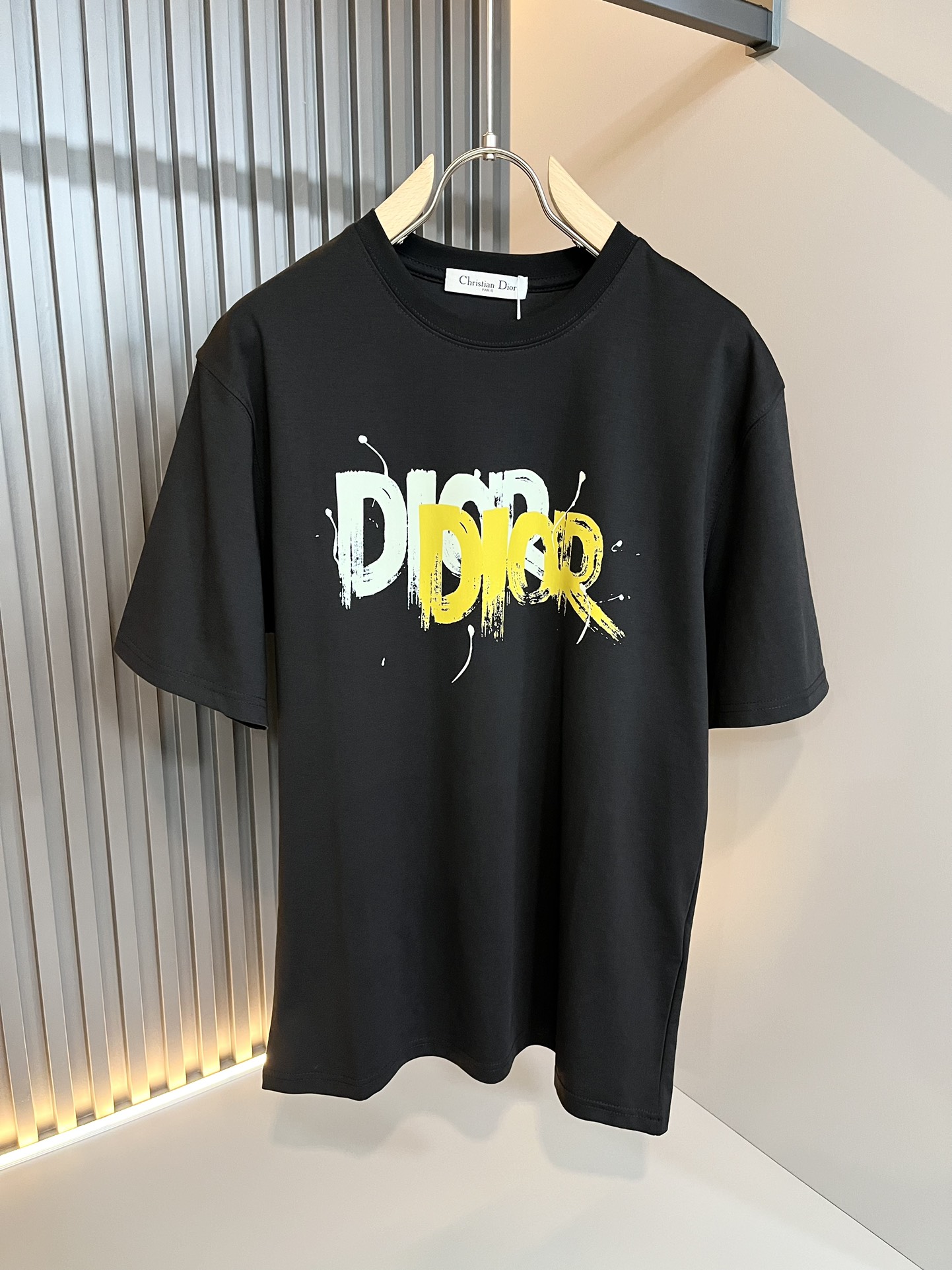 目を惹くカラー 2026 ディオール 新作 半袖Tシャツ 偽物