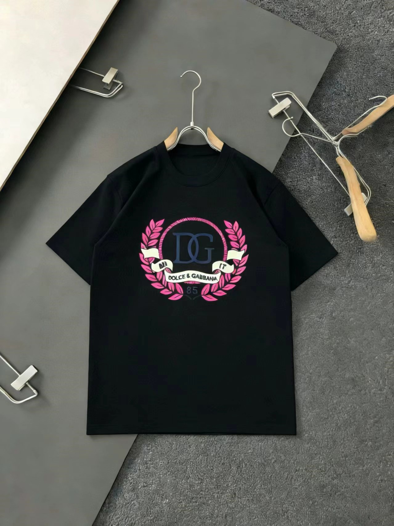 肌触り最高な 2026 ドルチェ&ガッバーナ 新作 半袖Tシャツ スーパーコピー 2色