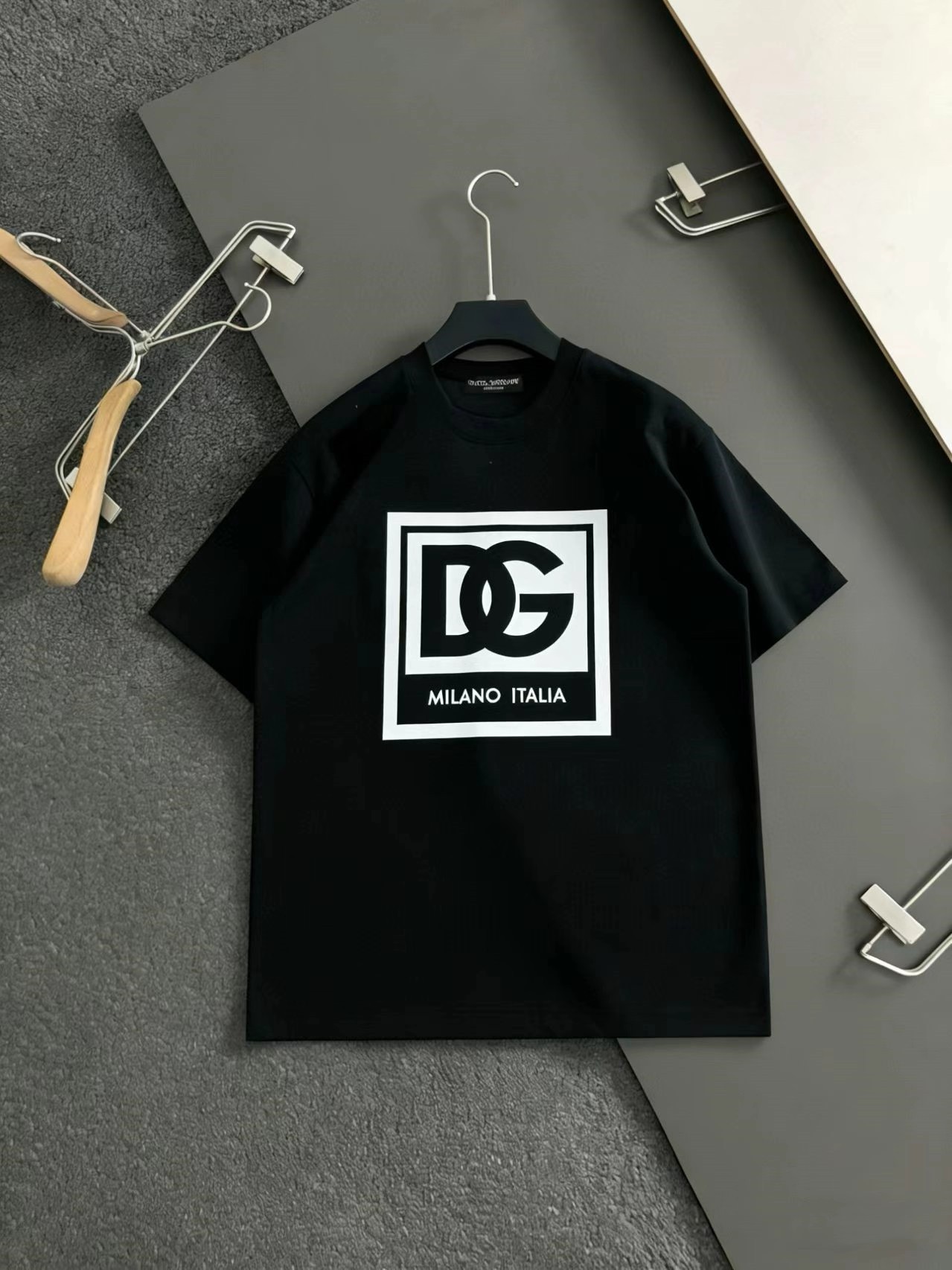 目を惹くカラー 2026 ドルチェ&ガッバーナ 新作 半袖Tシャツ コピー 2色