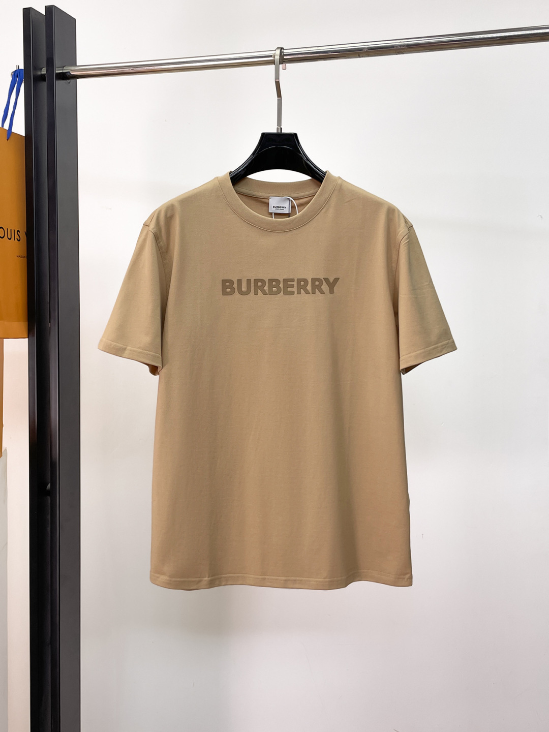 目を惹くカラー 2026 バーバリー 新作 半袖Tシャツ コピー