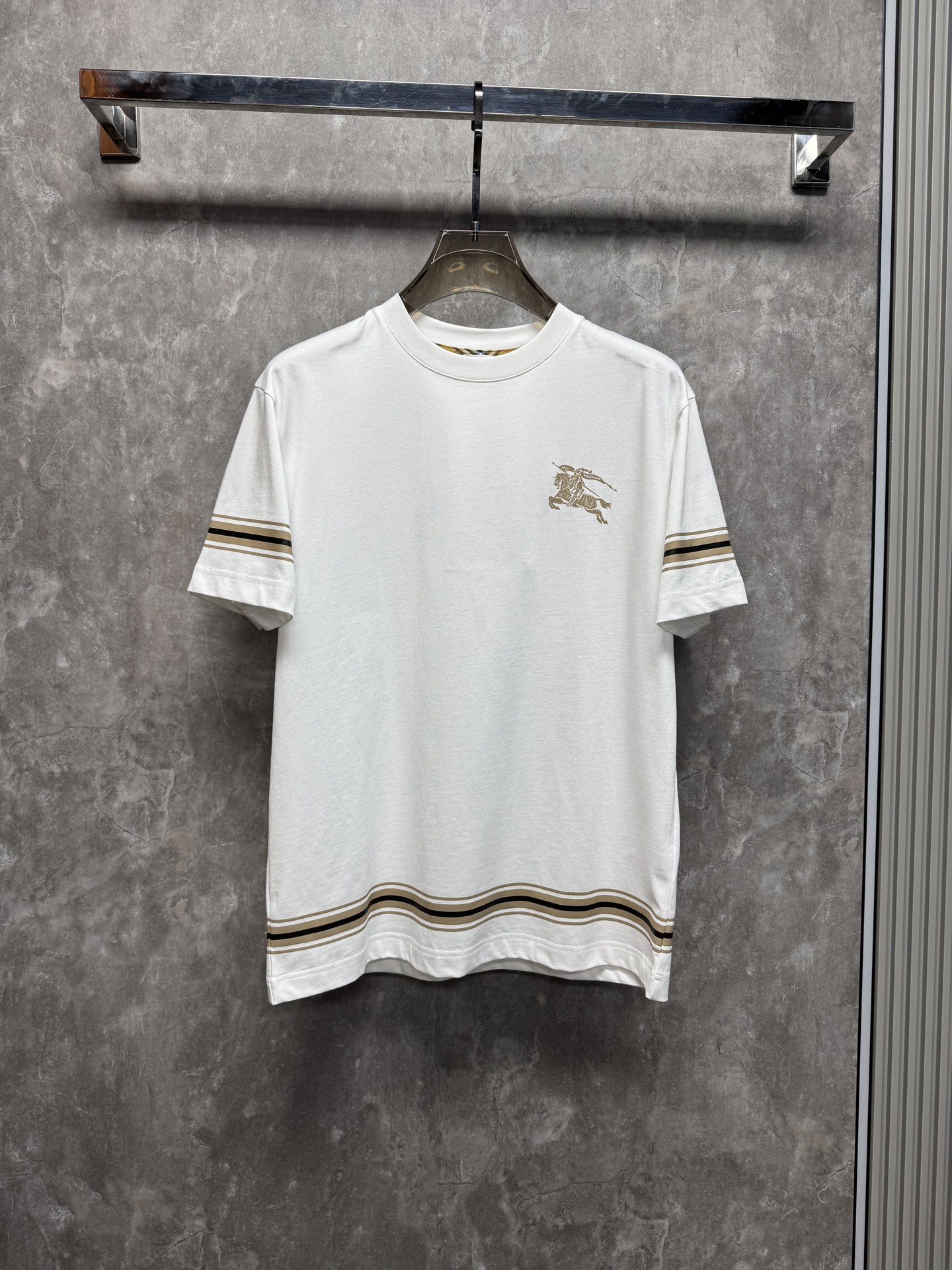 世界中で大人気♪ 2026 バーバリー 新作 半袖Tシャツ 偽物