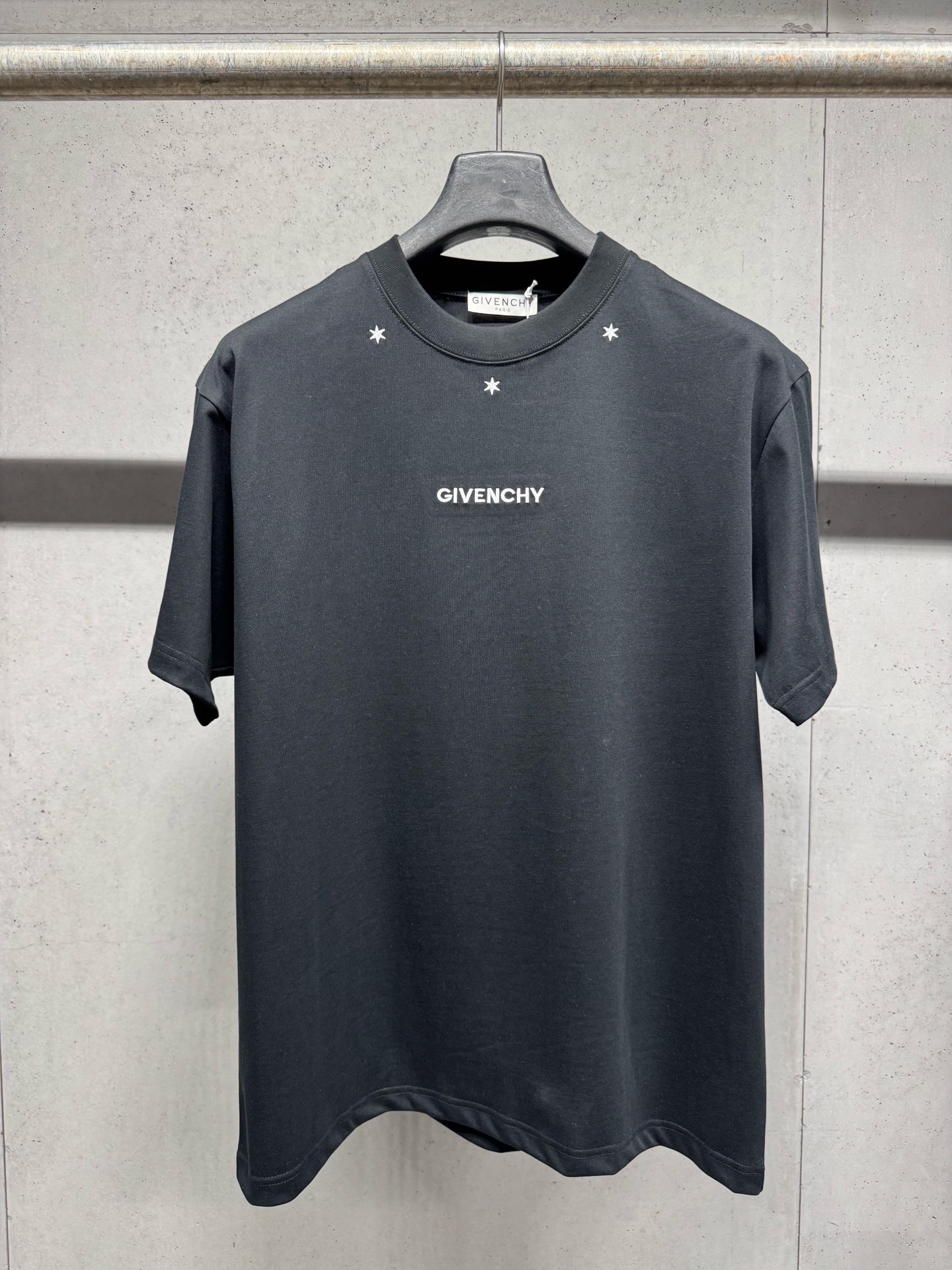 注目度抜群！ 2026 ジバンシー 新作 半袖Tシャツ 偽物