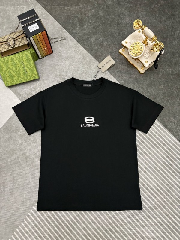 人気急上昇新作  2026 バレンシアガ 新作 半袖Tシャツ 偽物