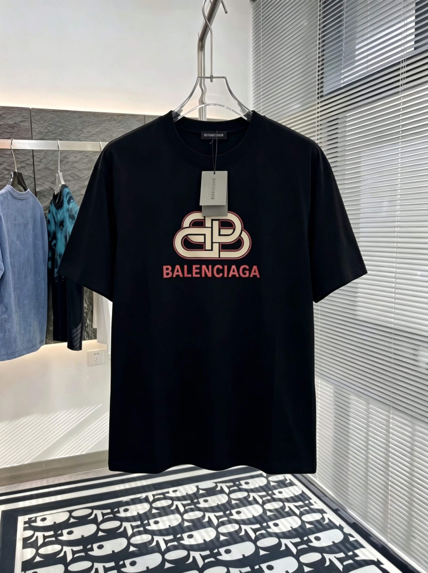 超希少！ 2026 バレンシアガ 新作 半袖Tシャツ コピー