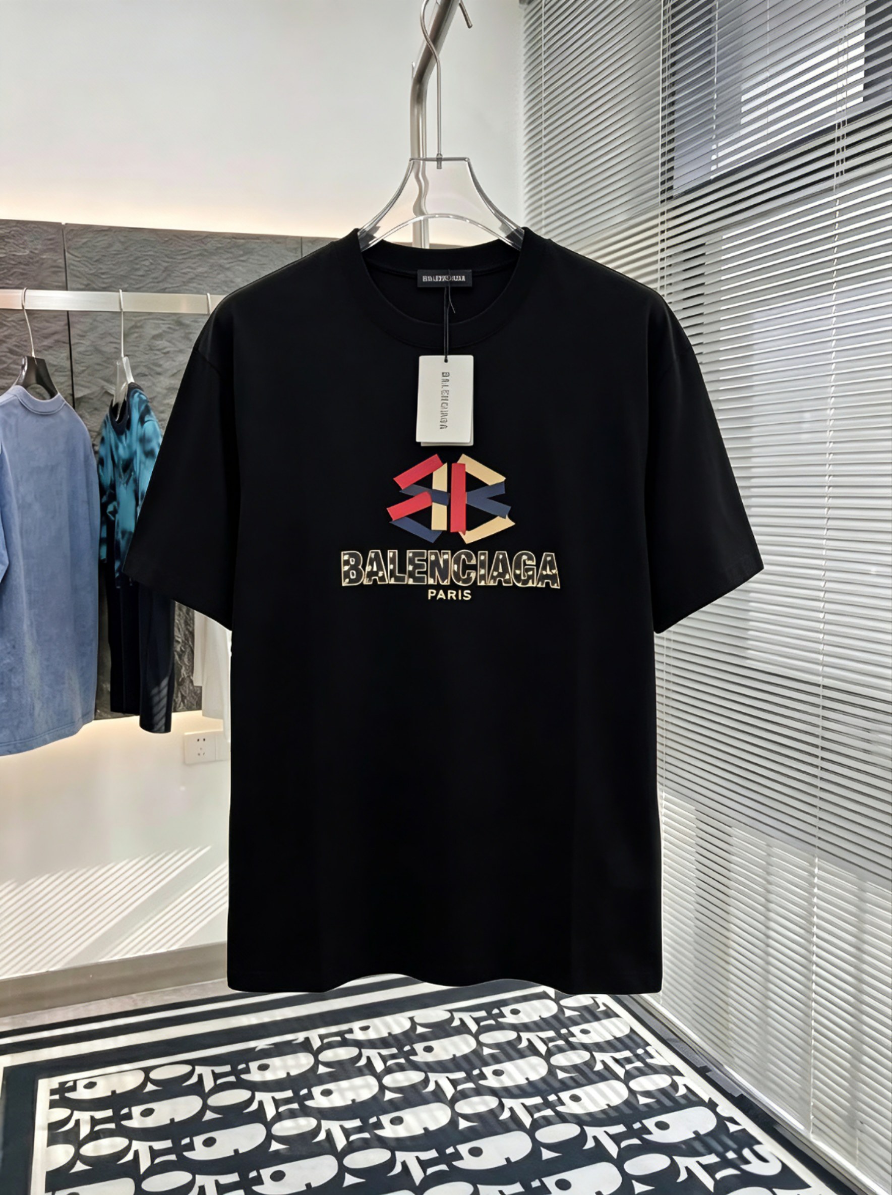 累積売上総額第１位！ 2026 バレンシアガ 新作 半袖Tシャツ 偽物