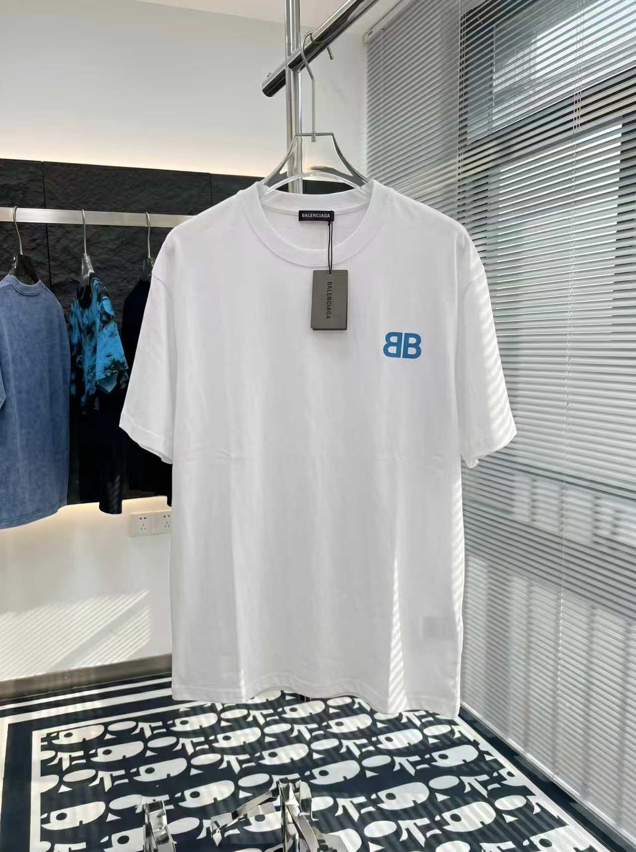 人気急上昇新作 2026 バレンシアガ 新作 半袖Tシャツ 偽物