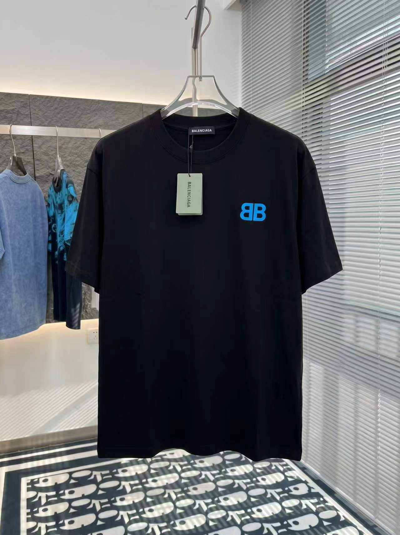 世界中で大人気♪  2026 バレンシアガ 新作 半袖Tシャツ コピー