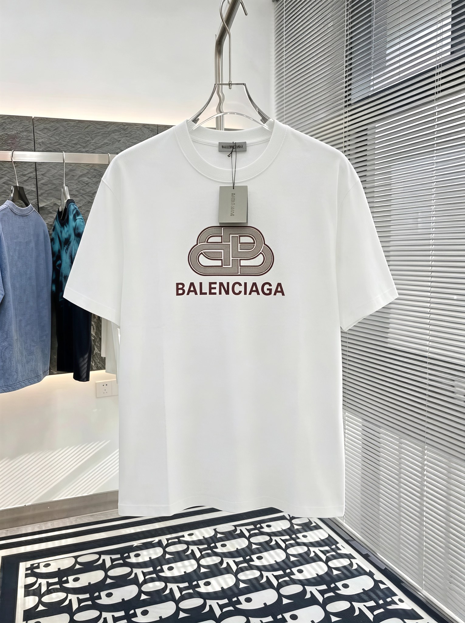 注目度抜群！ 2026 バレンシアガ 新作 半袖Tシャツ スーパーコピー
