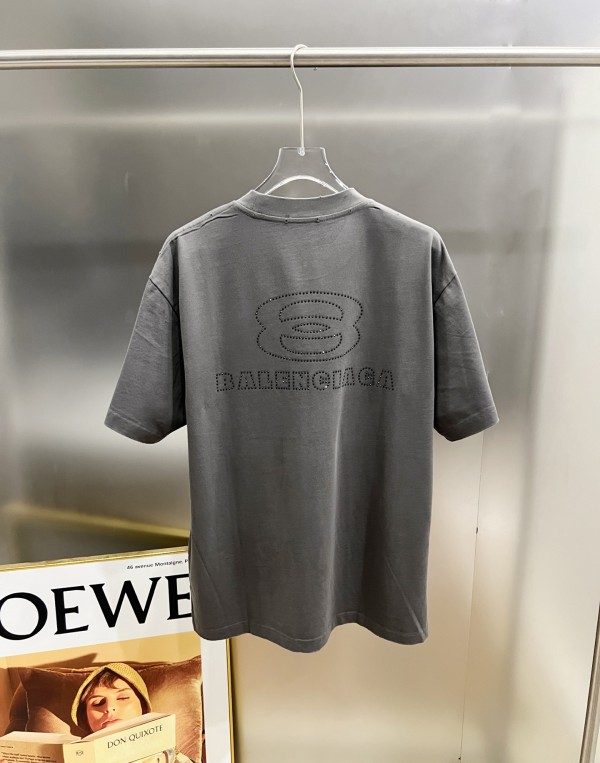 人気急上昇新作 2026 バレンシアガ 新作 半袖Tシャツ スーパーコピー