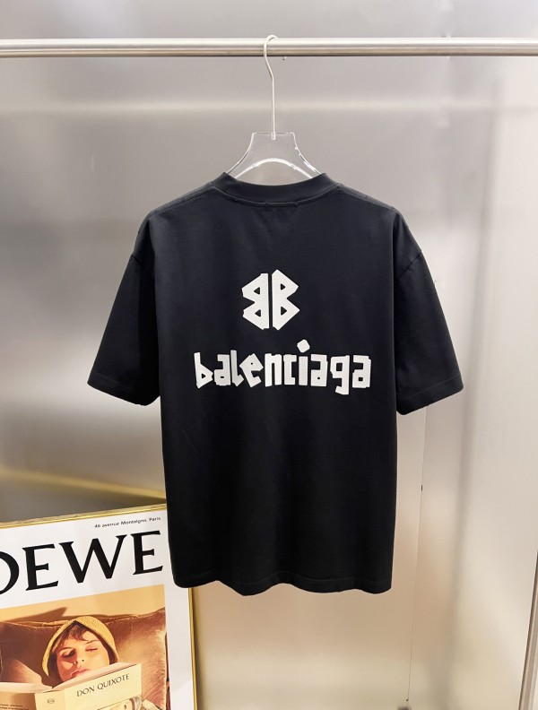 絶対欲しい！ 2026 バレンシアガ 新作 半袖Tシャツ コピー