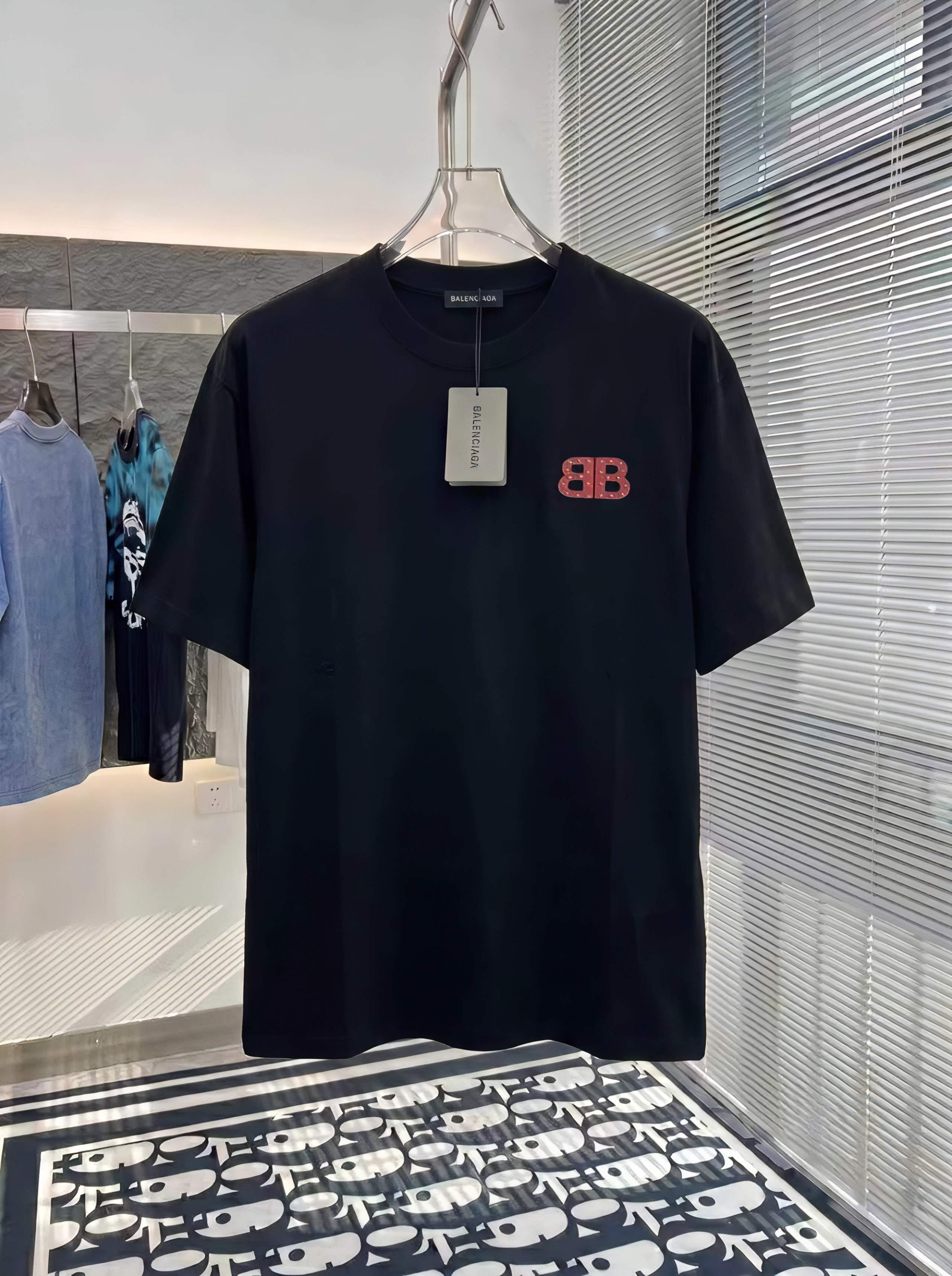 激安価格！ 2026 バレンシアガ 新作 半袖Tシャツ コピー