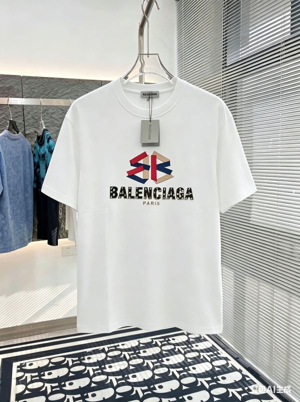絶対欲しい！ 2026 バレンシアガ 新作 半袖Tシャツ コピー