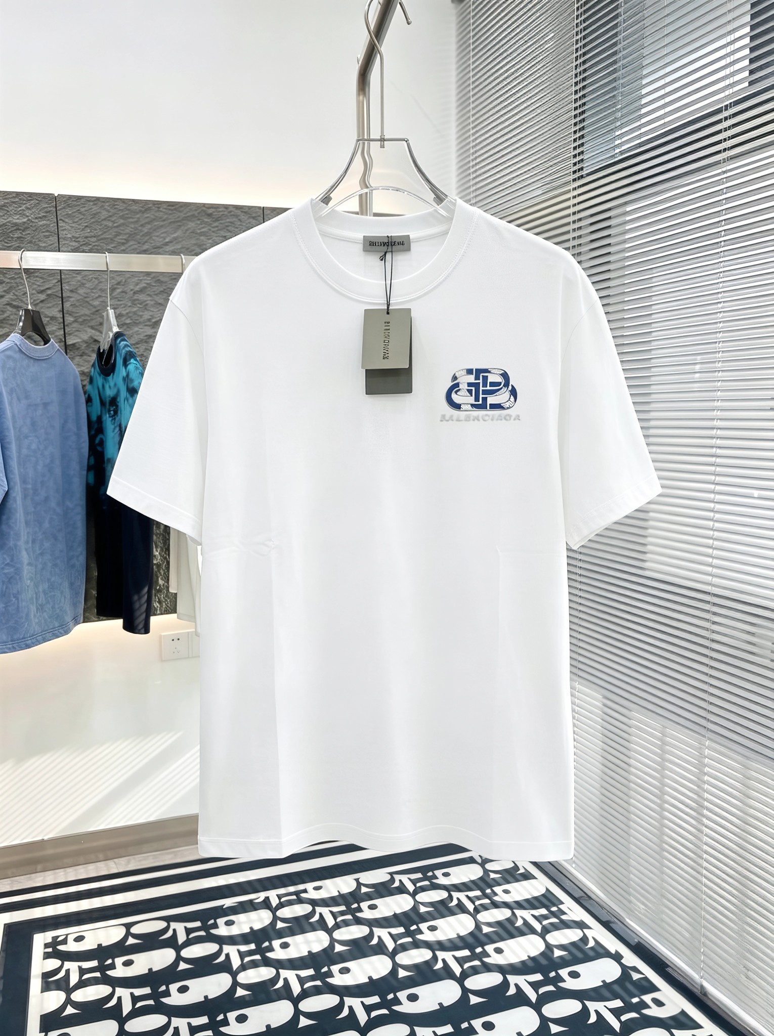 使い勝手良 2026 バレンシアガ 新作 半袖Tシャツ 偽物
