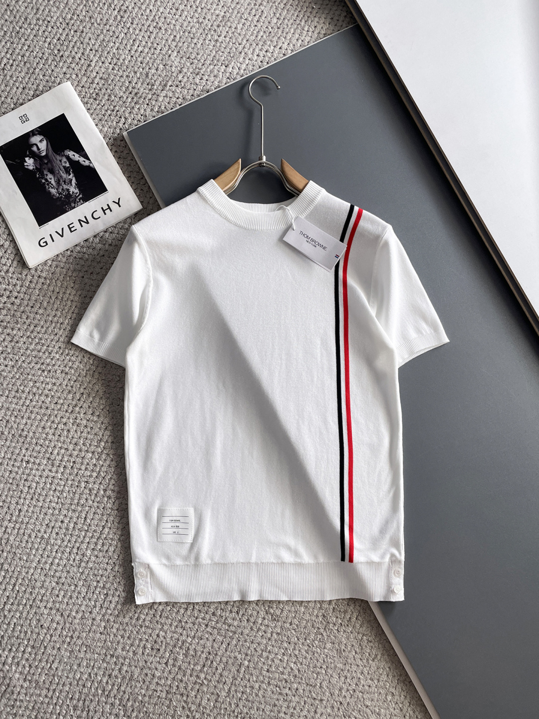 入手困難品！2026 トム·ブラウン 新作 半袖Tシャツ 偽物
