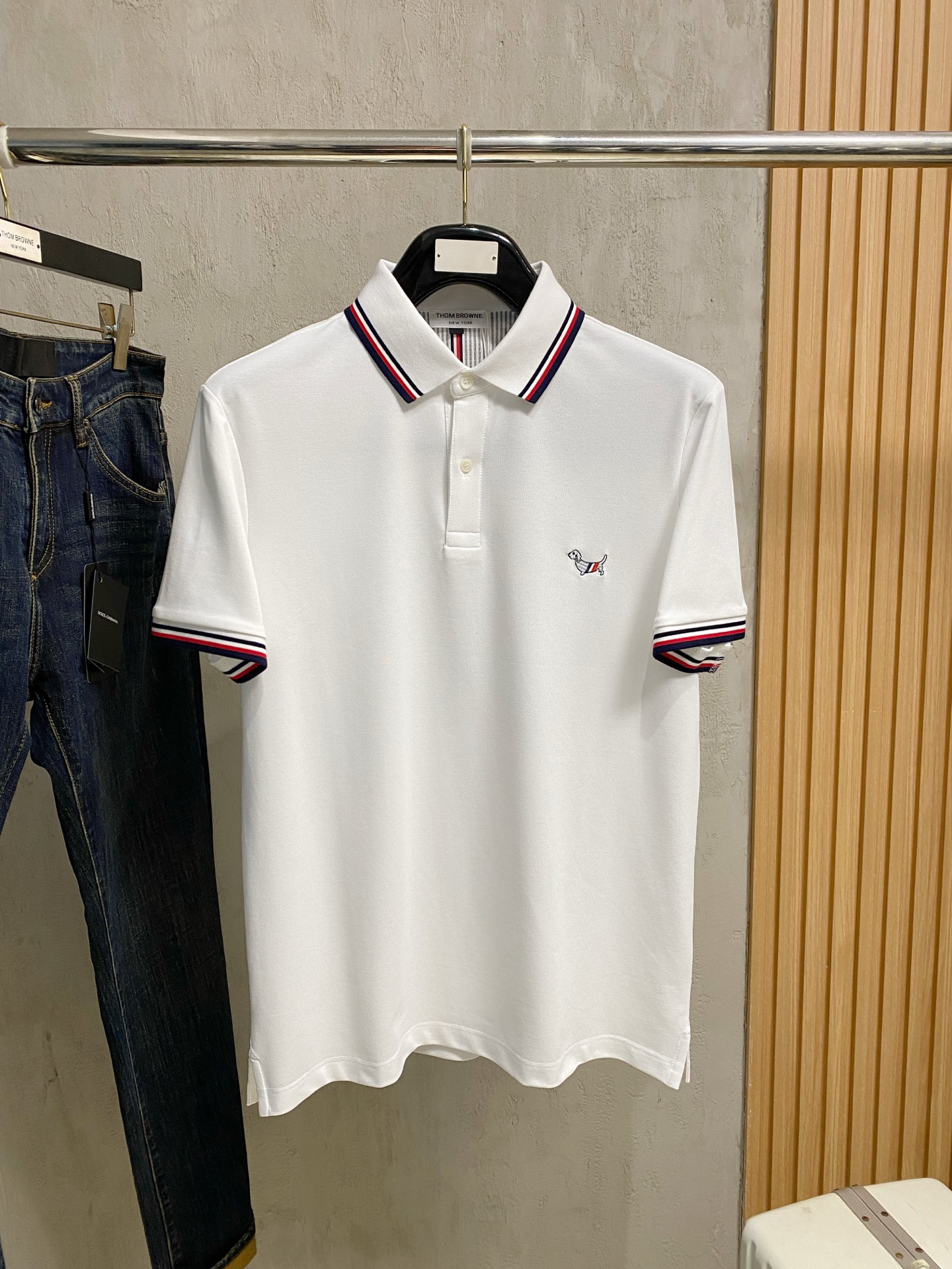 完売必至 2026 トム·ブラウン 新作 半袖Tシャツ 偽物