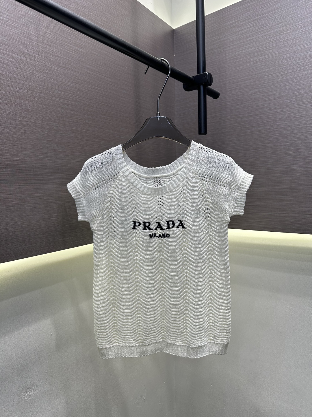 目を惹くカラー 2026 プラダ 新作 半袖Tシャツ 偽物 3色