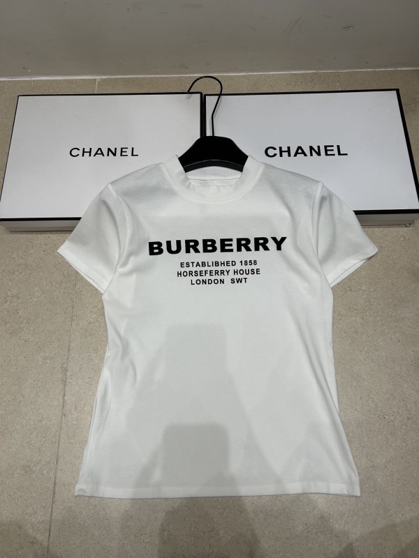 世界中で大人気♪ 2026 バーバリー 新作 半袖Tシャツ 偽物