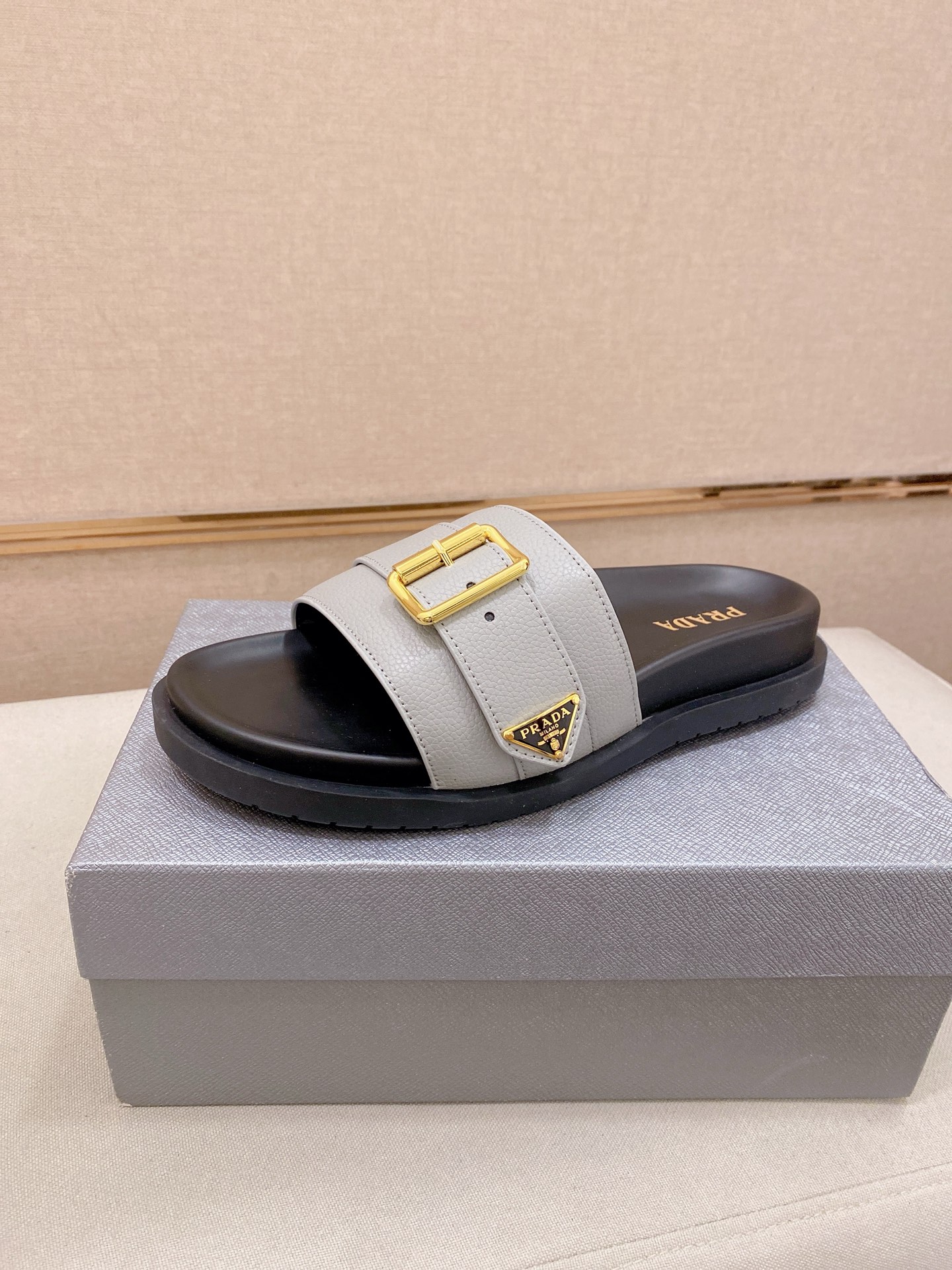 一目惚れ♪ 2026 プラダ 新作 サンダル-スリッパ コピー