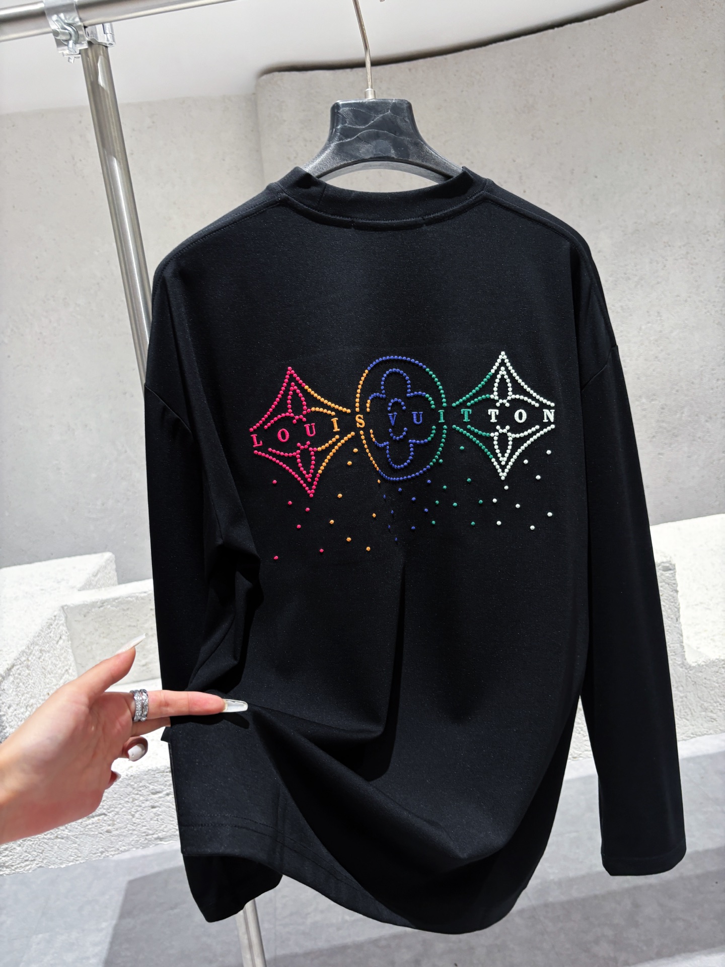 一目惚れ♪ 2027 ルイヴィトン 新作 長袖Tシャツ 偽物 2色