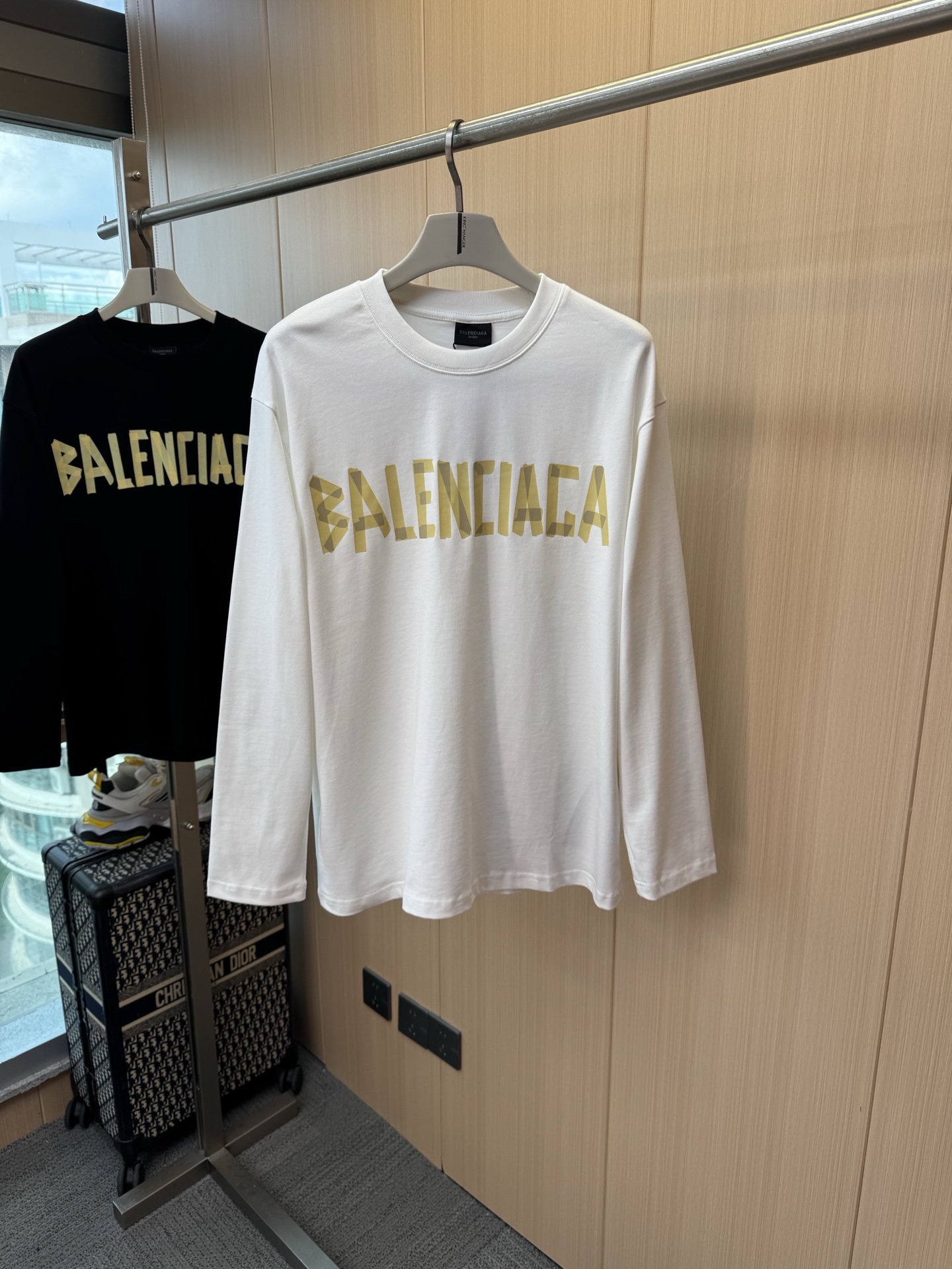 人気急上昇新作  2027 バレンシアガ 新作 長袖Tシャツ コピー  2色