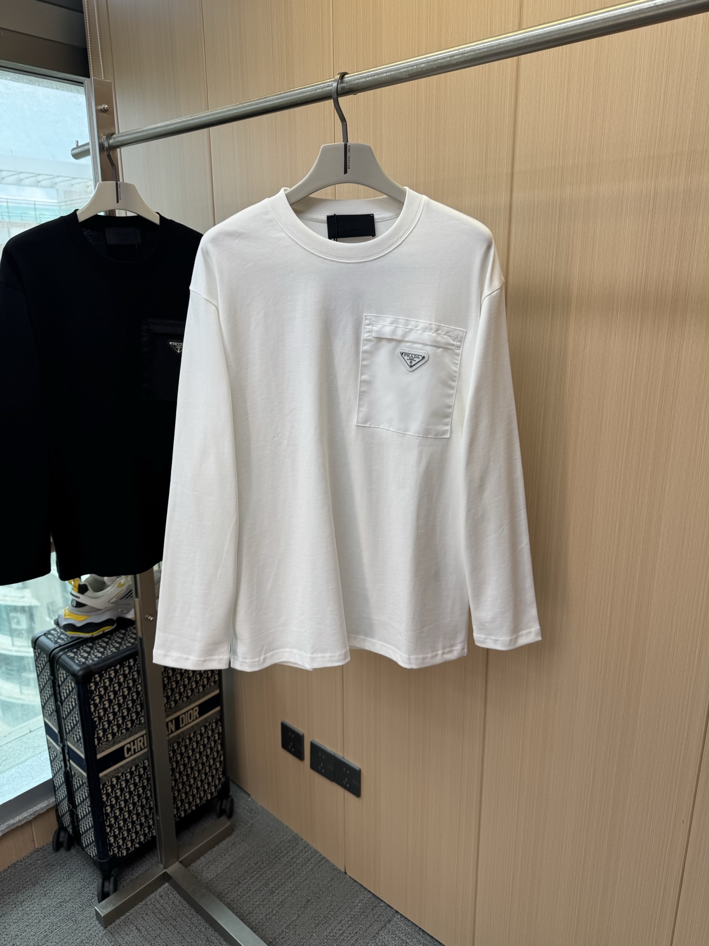 注目アイテム♡ 2027 プラダ 新作 長袖Tシャツ スーパーコピー 2色