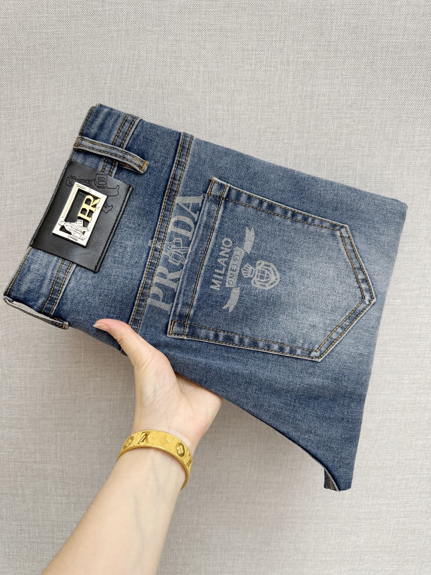 入手困難品！2027 プラダ 新作 ジーンズ 偽物