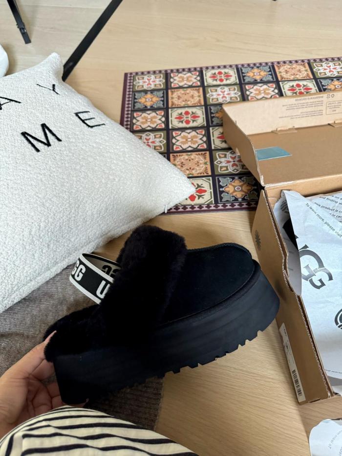 UGG Funkette Slipper Black