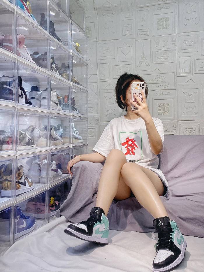 Jordan 1 Mid Tropical Twist Igloo