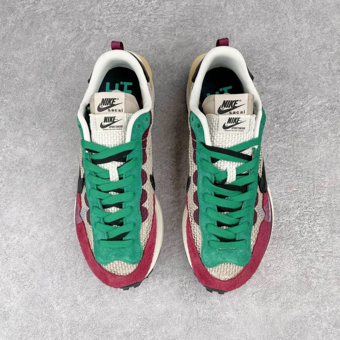 Nike Vaporwaffle sacai Villain Red Neptune Green