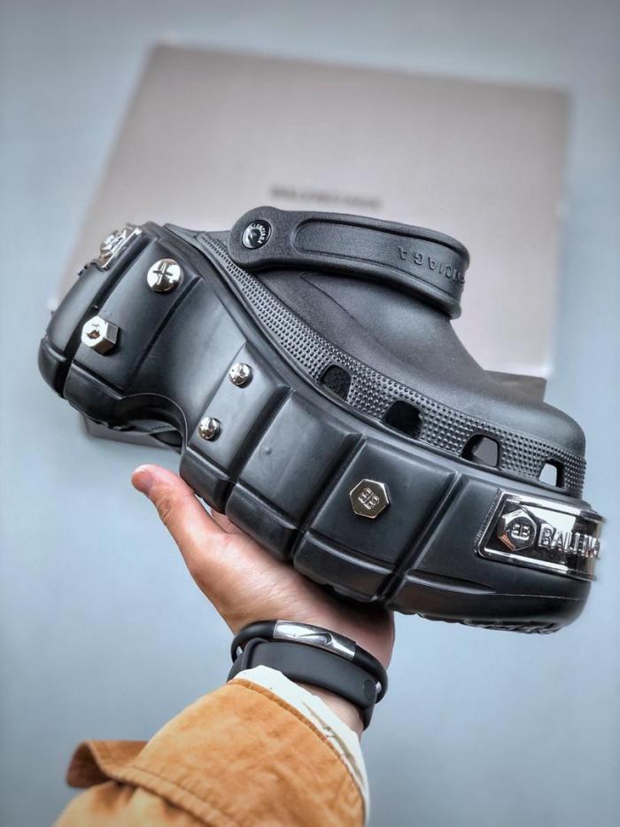 Balenciaga MEN'S HARDCROCS™ MULE IN BLACK 687397W1S8N1081