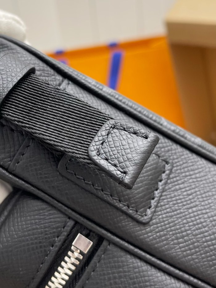 LOUIS VUITTON Outdoor Messenger Monogram Eclipse Taiga Black M30233 size 26*10.5*20 cm