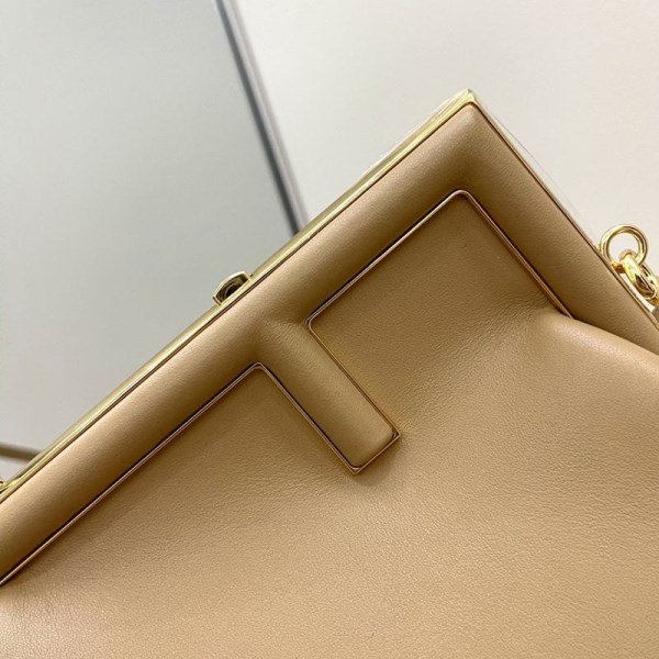 目を惹くカラーフェンディ ファースト コピー レザー バッグ fer55501