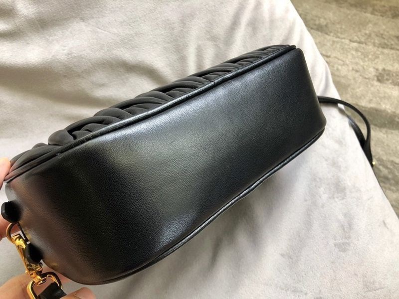 定番ミュウミュウ マトラッセ 偽物 レザー クロスボディバッグ myu04782